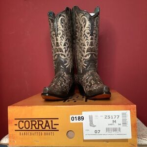 Corral NIB Dusty Black Muted Gold Design SnipToe 2” Heel 13” Shaft Country Boots